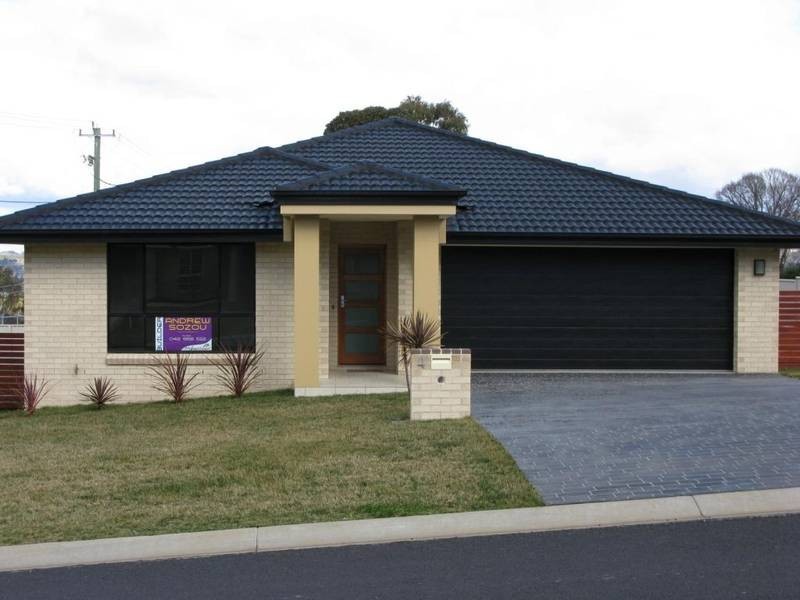 4 McCarthy Crescent, Armidale NSW 2350
