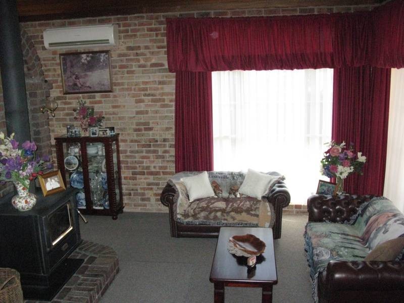 33 Bishop Crescent, Armidale NSW 2350