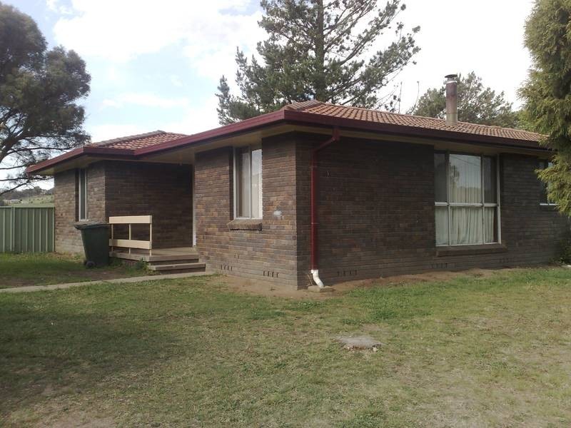 1 RYAN AVENUE, Armidale NSW 2350