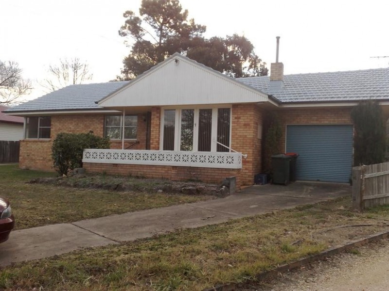 12 HILDA AVENUE, Armidale NSW 2350