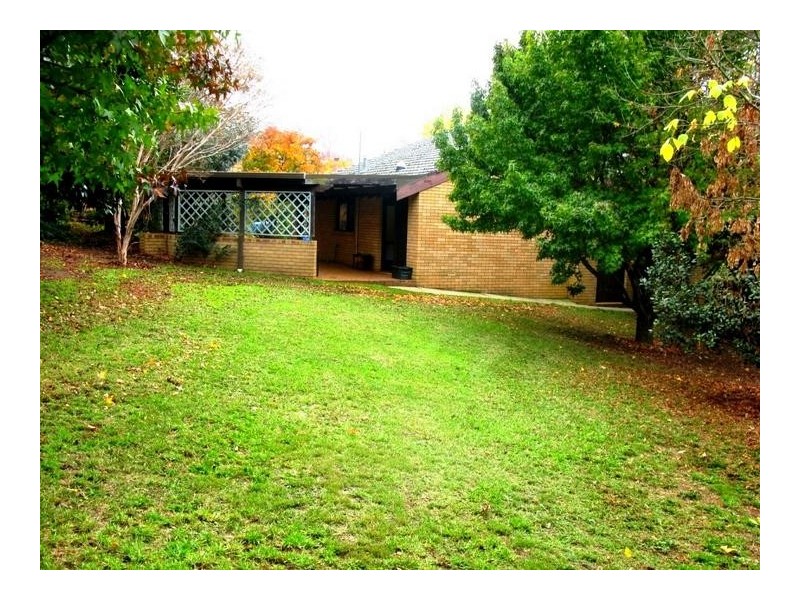 10 FREEMAN CRESCENT, Armidale NSW 2350