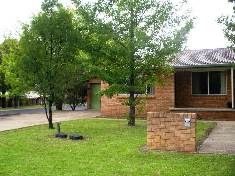 1/2 Robina Crescent, Armidale NSW 2350