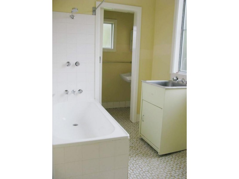 10 ELIZABETH STREET, Armidale NSW 2350