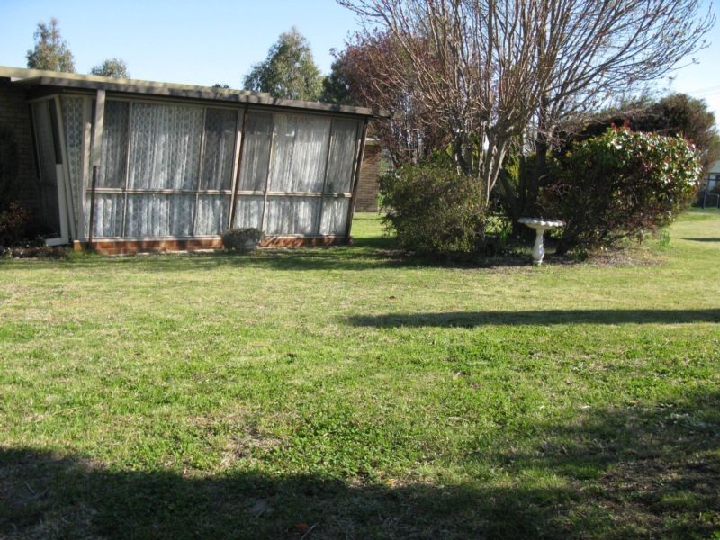 11 DOUGLAS STREET, Armidale NSW 2350