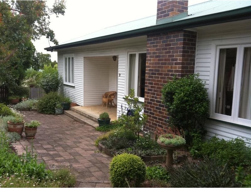 2 QUIN AVENUE, Armidale NSW 2350