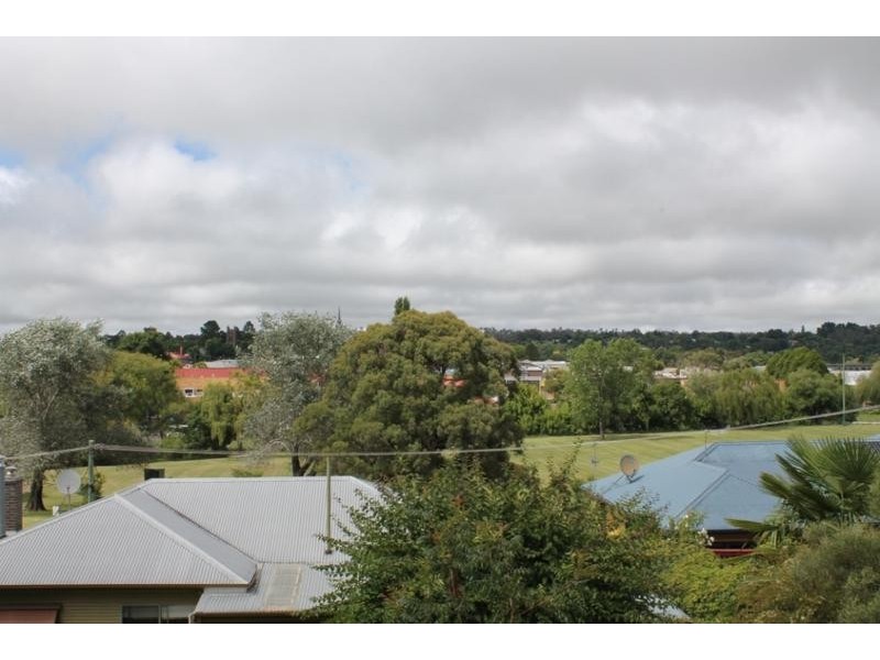2 QUIN AVENUE, Armidale NSW 2350