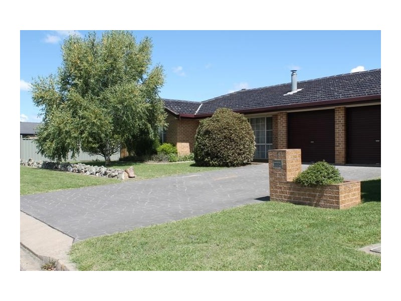 1 PHYLLIS CRESCENT, Armidale NSW 2350