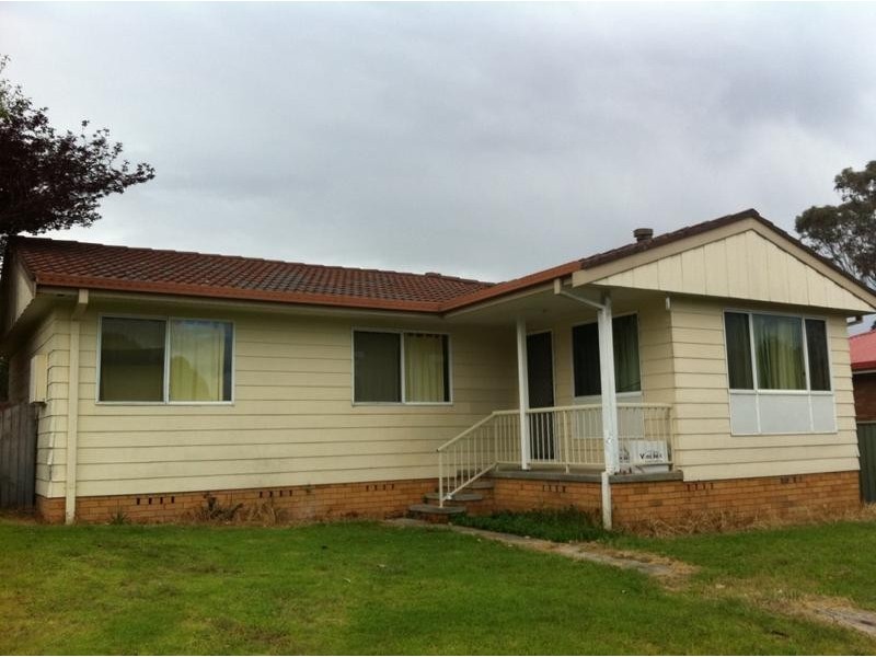 5 CHISHOLM PLACE, Armidale NSW 2350