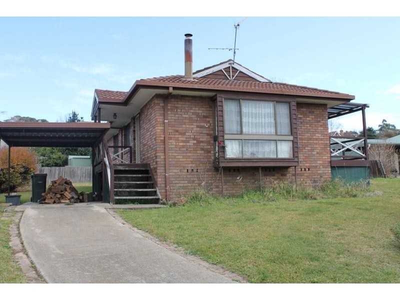 2 FINLAYSON CRESCENT, Armidale NSW 2350