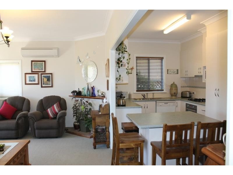 6 SHAMBROOK AVE, Armidale NSW 2350