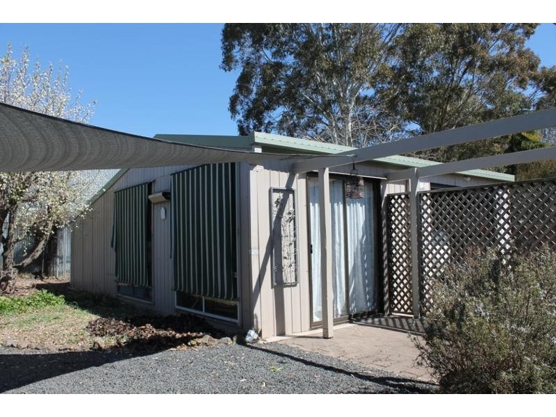 6 SHAMBROOK AVE, Armidale NSW 2350