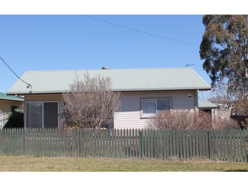 6 SHAMBROOK AVE, Armidale NSW 2350
