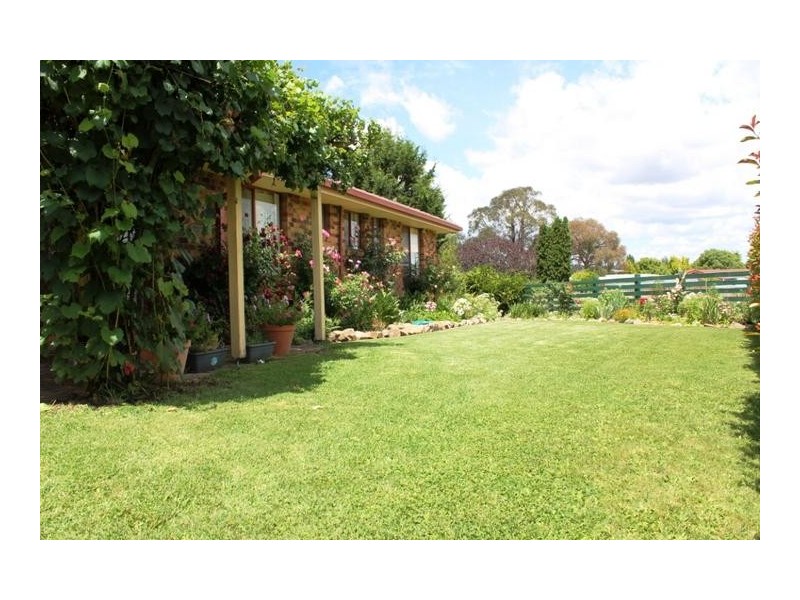 100 FITTLER CLOSE, Armidale NSW 2350