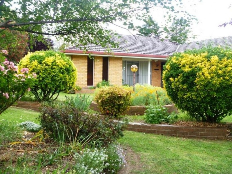 3 SIMPSON AVE, Armidale NSW 2350