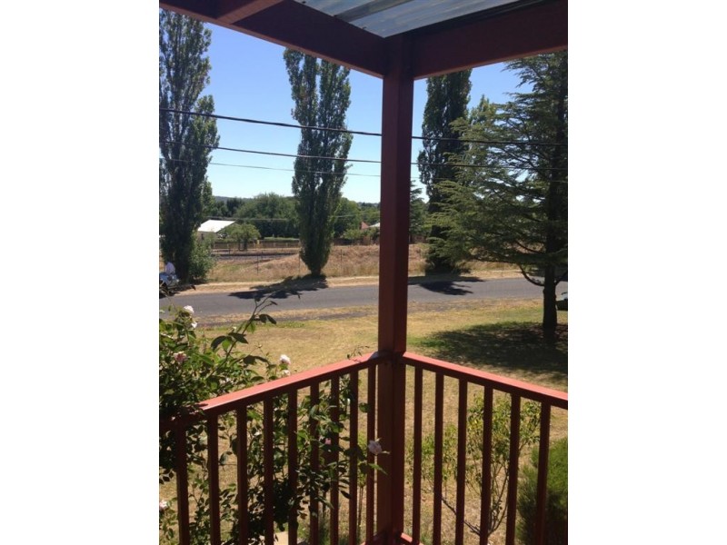 8a Lambs Avenue, Armidale NSW 2350