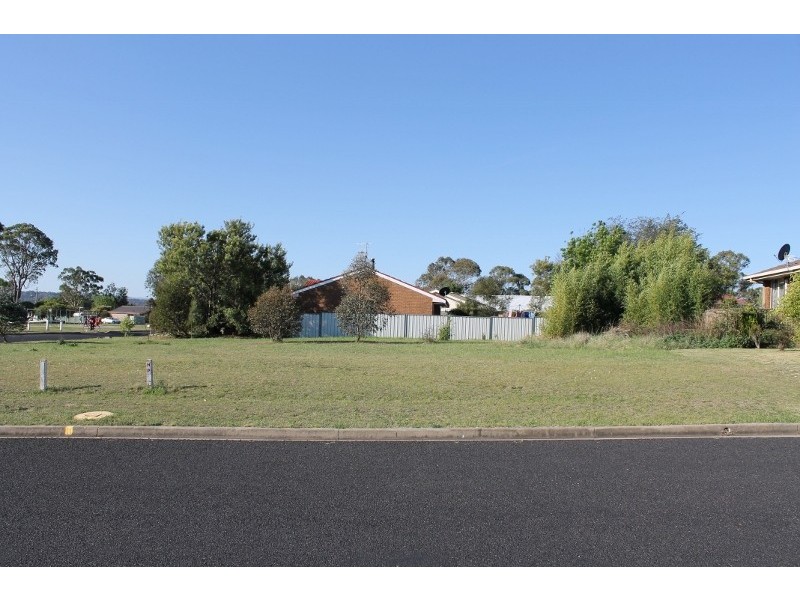8 DALE CRESCENT, Armidale NSW 2350