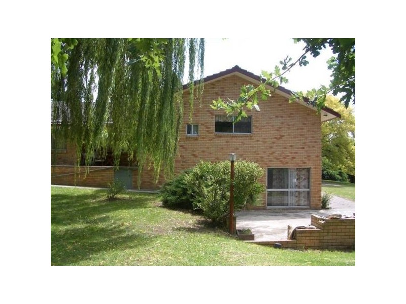 6 COTSWOLD AVENUE, Armidale NSW 2350
