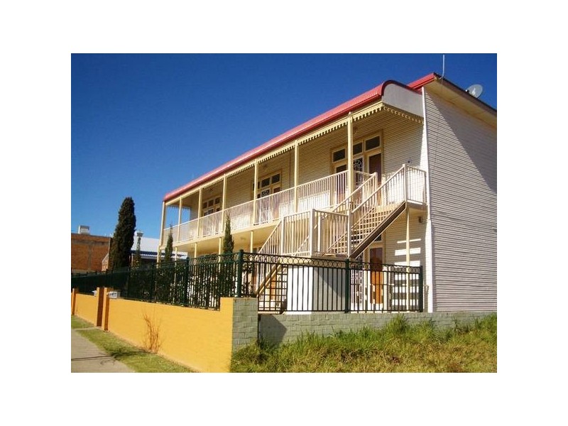 2/242 BEARDY STREET, Armidale NSW 2350