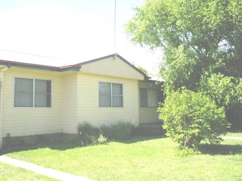 2 HOLMES AVENUE, Armidale NSW 2350