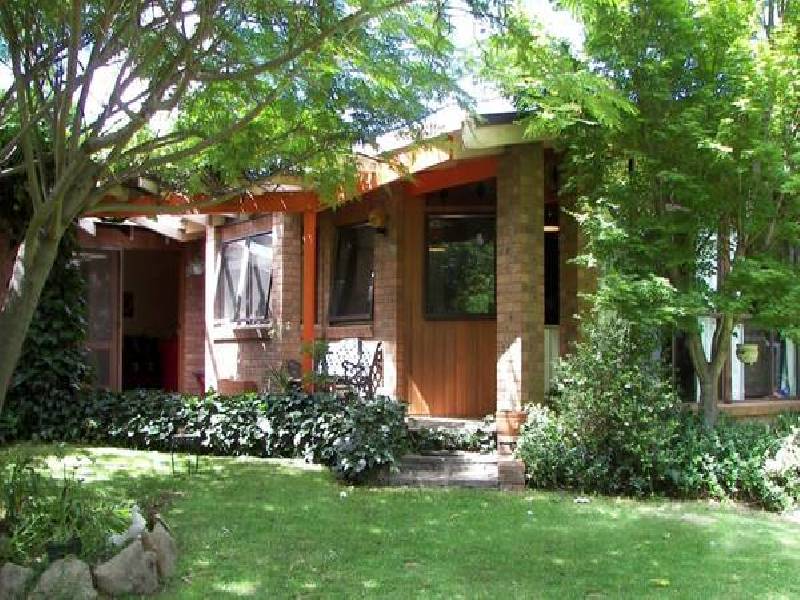 11 MOYES STREET, Armidale NSW 2350