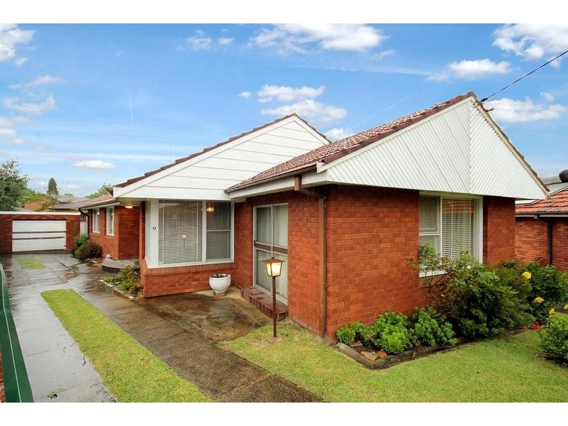 9 Kerry Crescent, Roselands NSW 2196