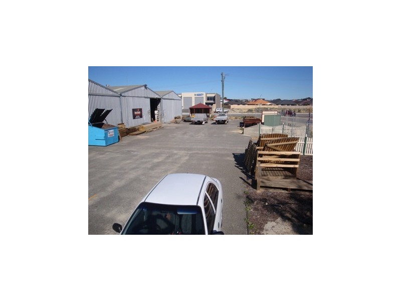 2/4 Furniss Road, Landsdale WA 6065