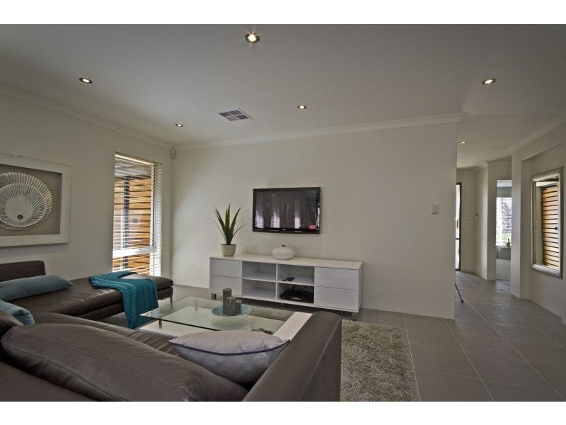 31 Botanic Ave, Banksia Grove WA 6031