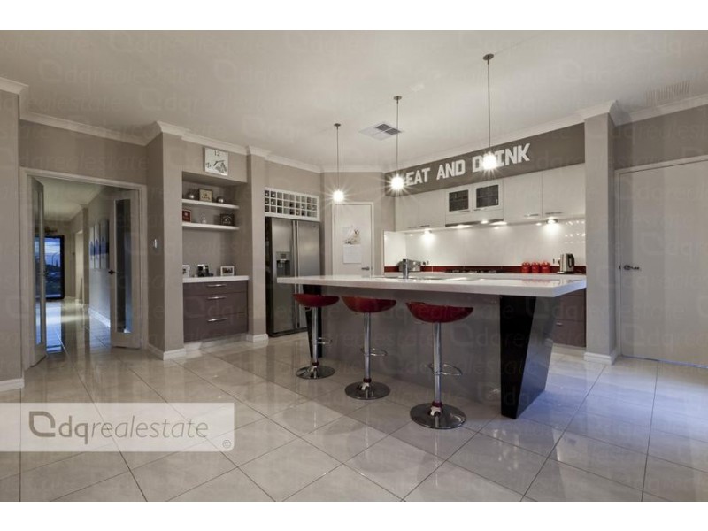 8 Regal Way, Madeley WA 6065