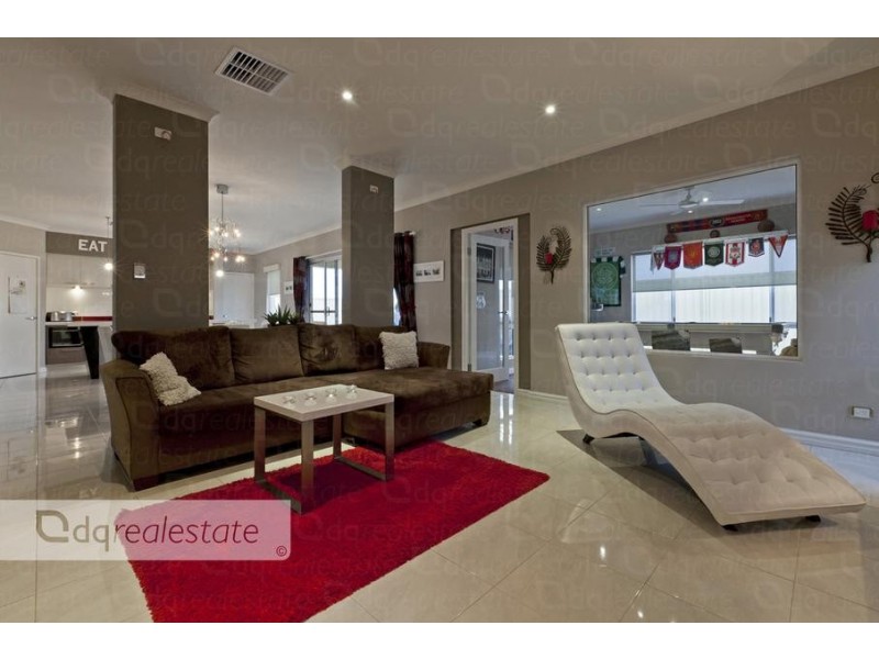 8 Regal Way, Madeley WA 6065