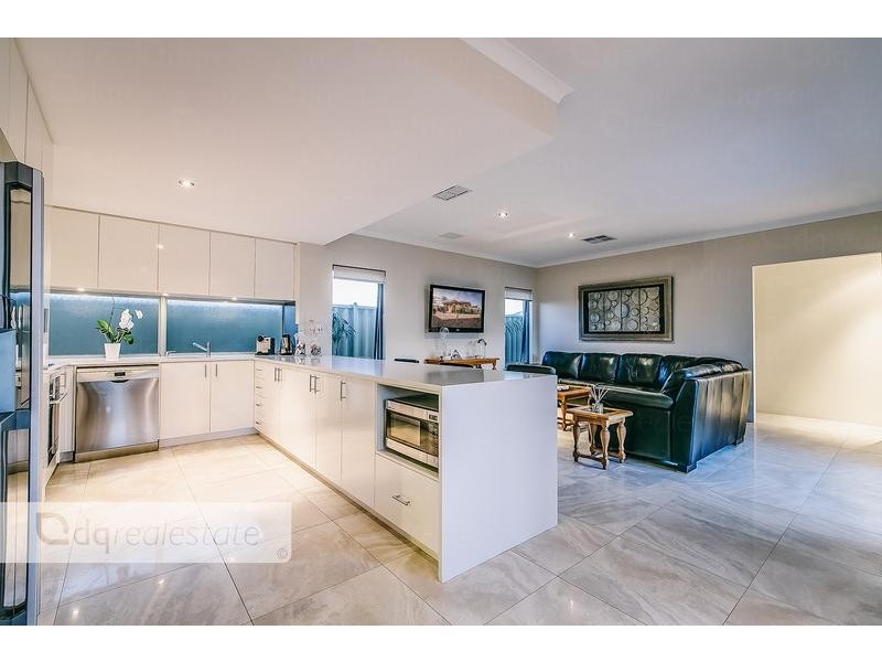 2 Anguilla Gardens, Iluka WA 6028