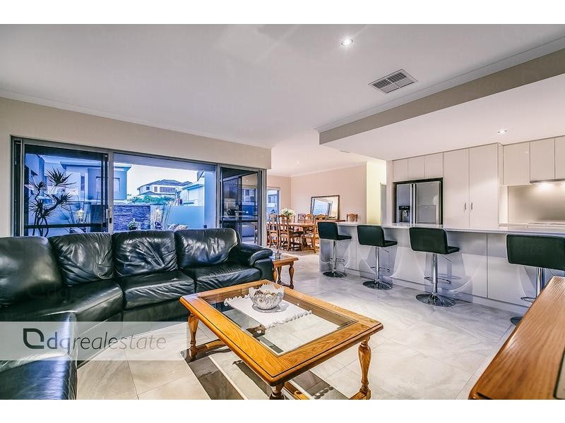 2 Anguilla Gardens, Iluka WA 6028