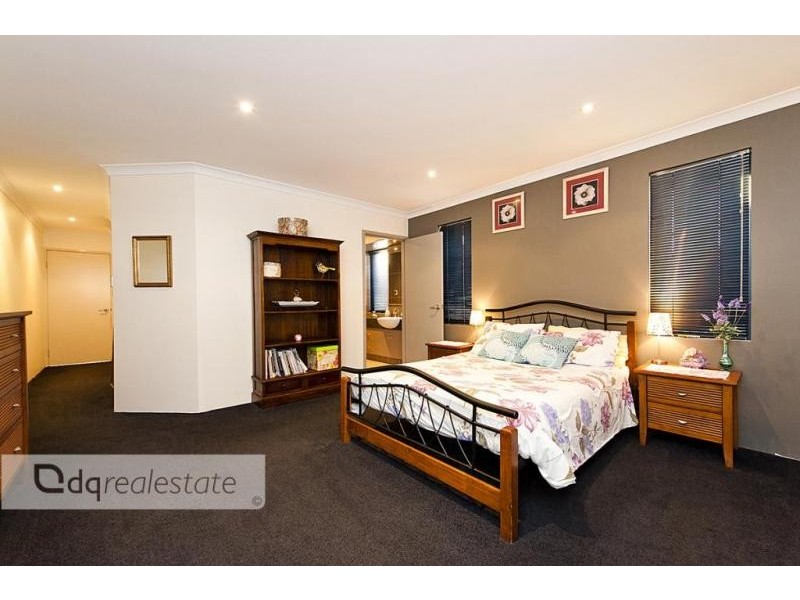 10 Bonita Way, Tapping WA 6065