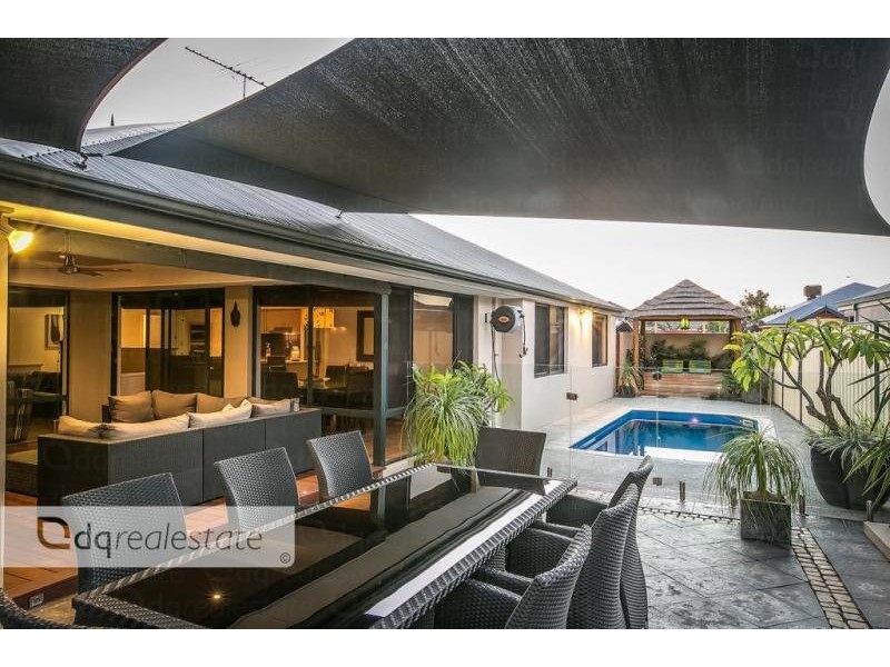 4 Apsley Bend, Tapping WA 6065