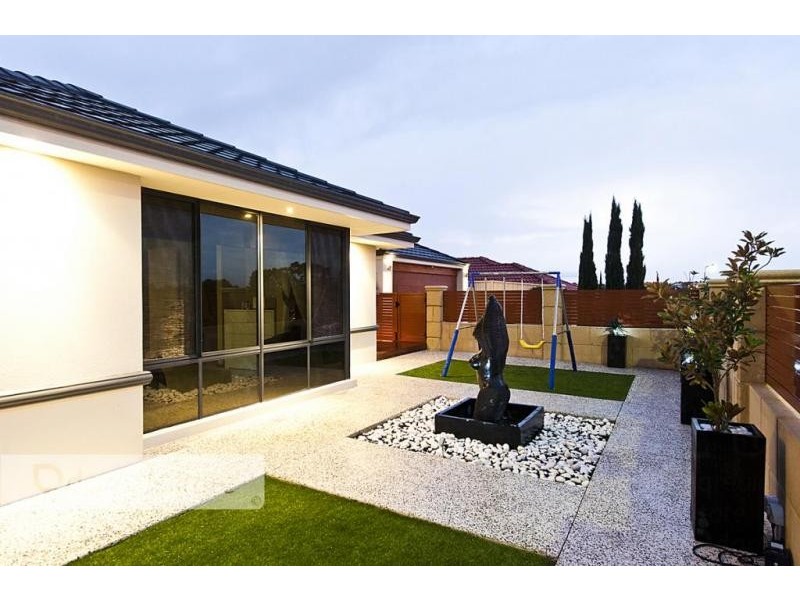 30 Crosthwait Circle, Tapping WA 6065