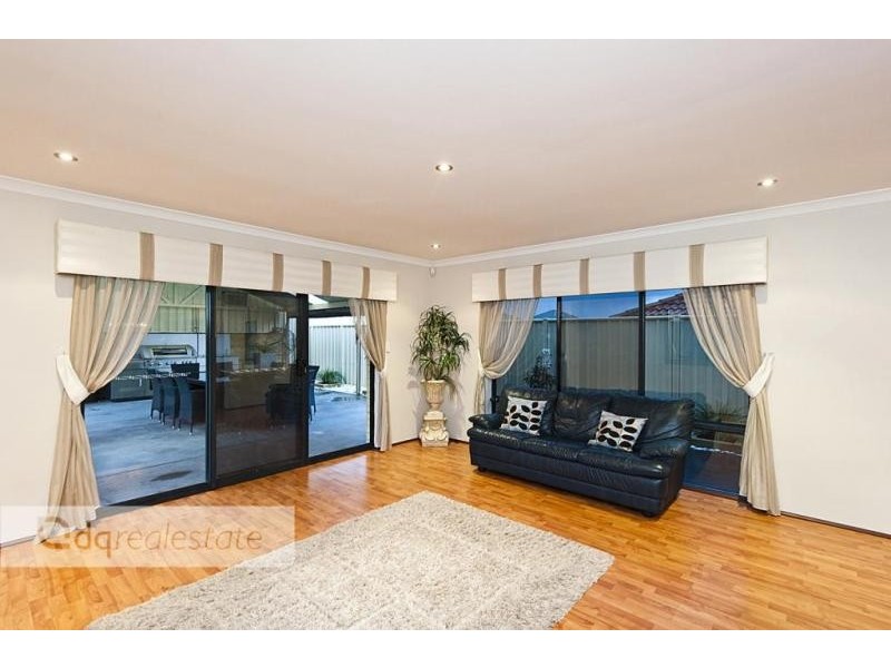 30 Crosthwait Circle, Tapping WA 6065