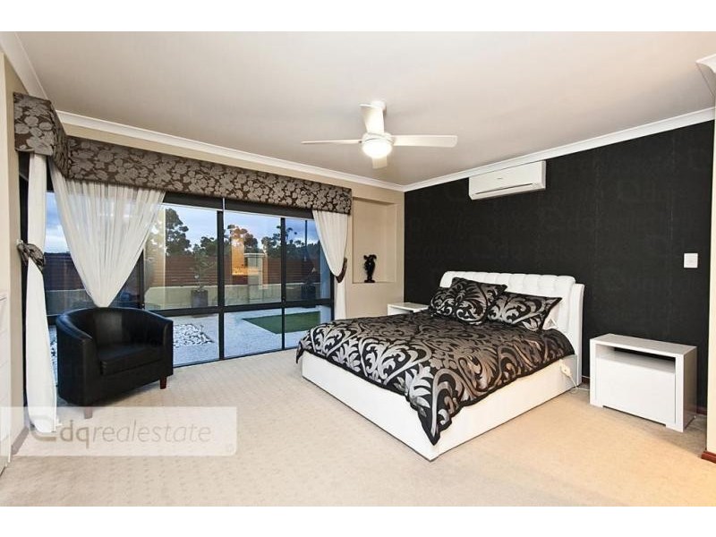 30 Crosthwait Circle, Tapping WA 6065