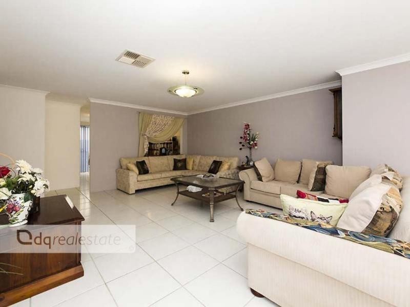 28 Crosthwait Circle, Tapping WA 6065