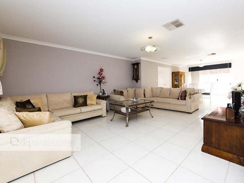 28 Crosthwait Circle, Tapping WA 6065