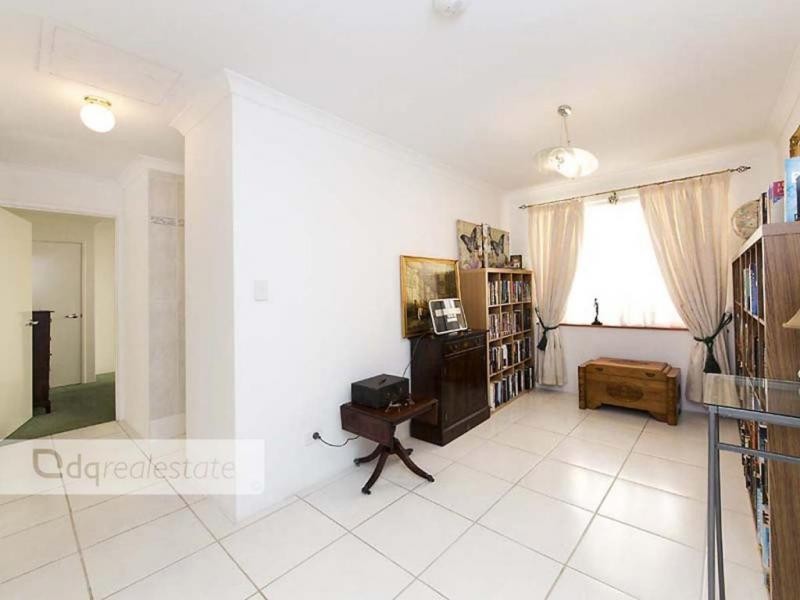 28 Crosthwait Circle, Tapping WA 6065