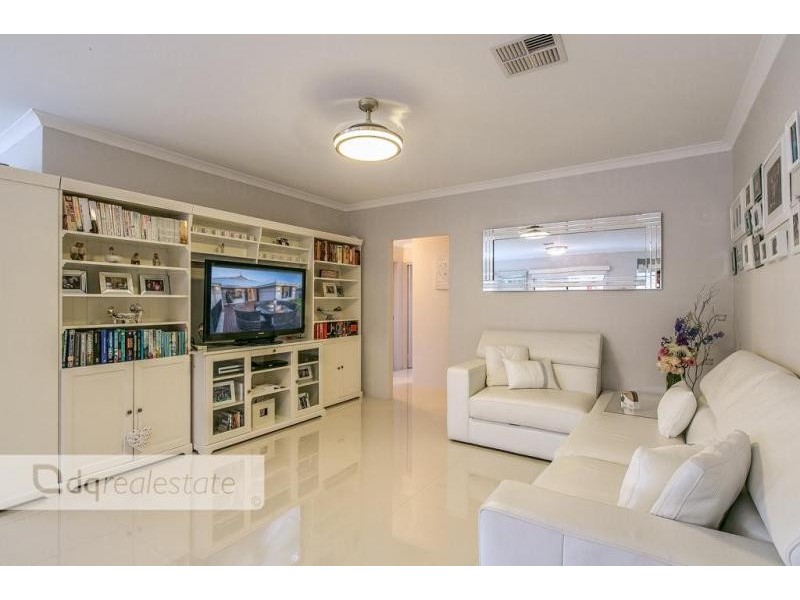 21 Liriope Parkway, Sinagra WA 6065