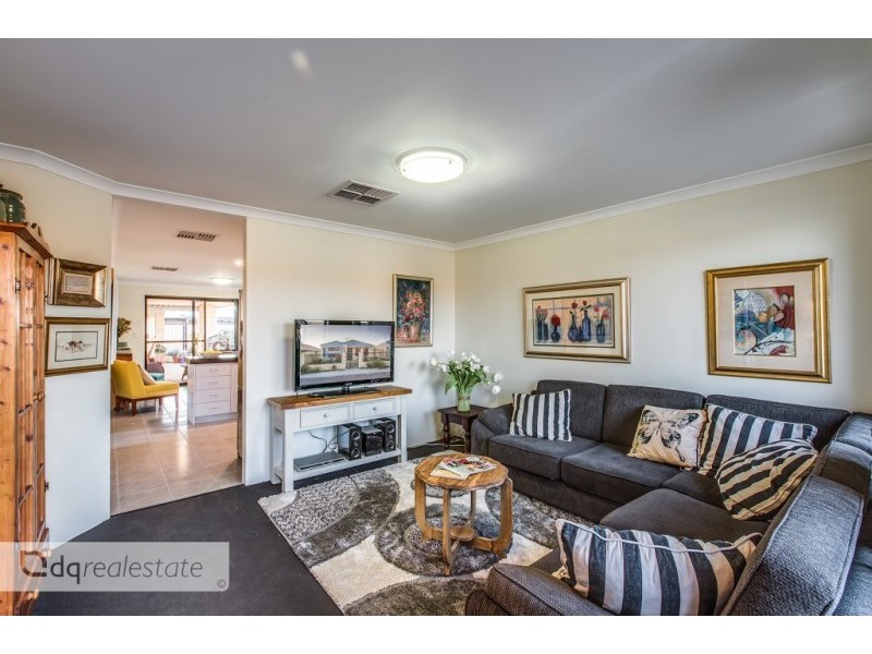 7 Wallcliffe Gate, Carramar WA 6031