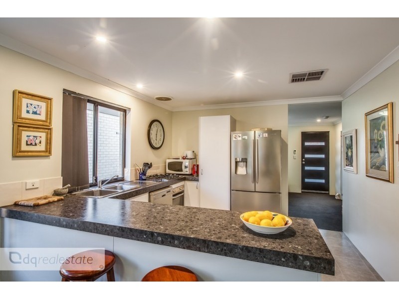 7 Wallcliffe Gate, Carramar WA 6031