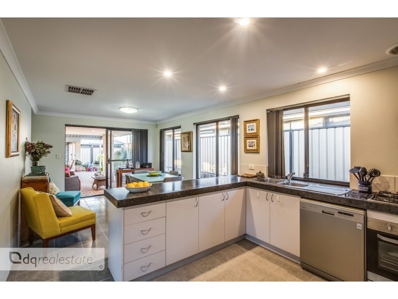 7 Wallcliffe Gate, Carramar WA 6031