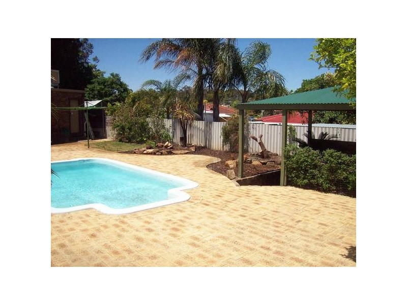 20 Whitworth Avenue, Girrawheen WA 6064