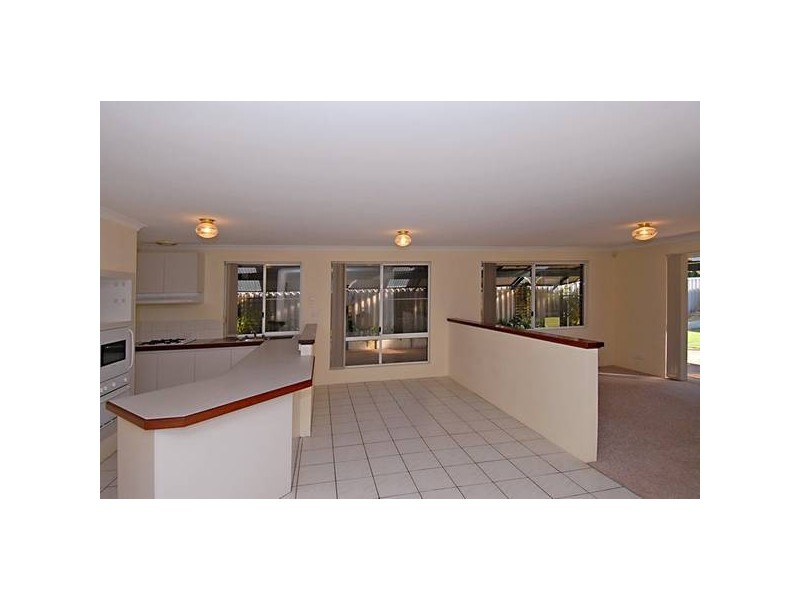 12 Tahlee Retreat, Carramar WA 6031