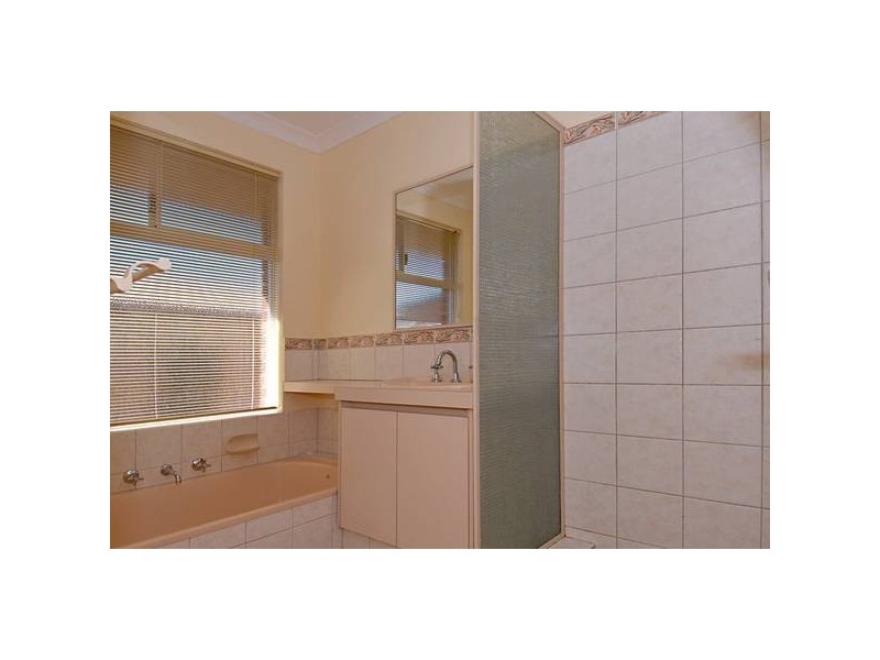 12 Tahlee Retreat, Carramar WA 6031