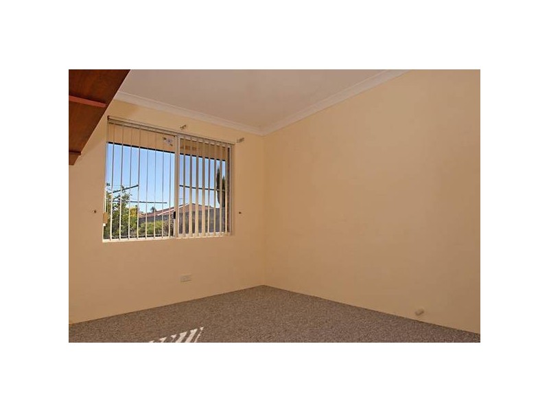 12 Tahlee Retreat, Carramar WA 6031