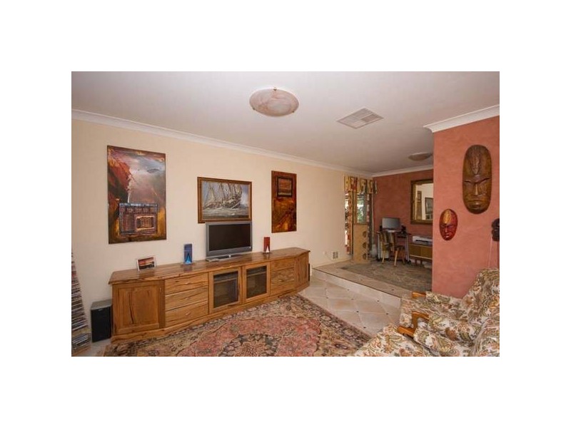 6 Woodlands Grove, Hocking WA 6065