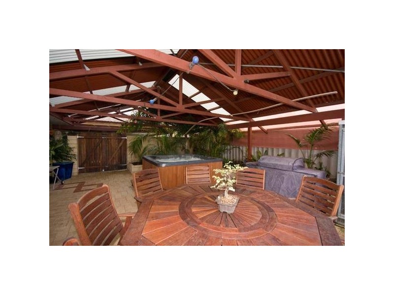 6 Woodlands Grove, Hocking WA 6065