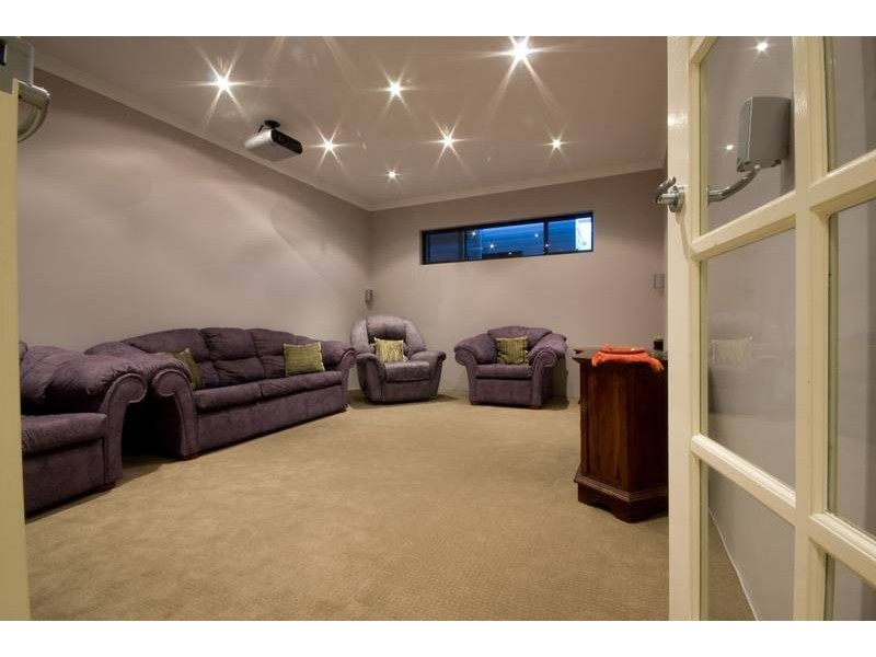 10 Leighton Gardens, Tapping WA 6065